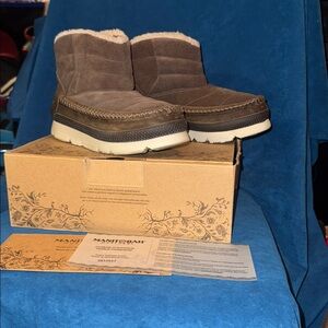 Manitobah size 7 pacific insulated puffer Brown Suede Winter Boots